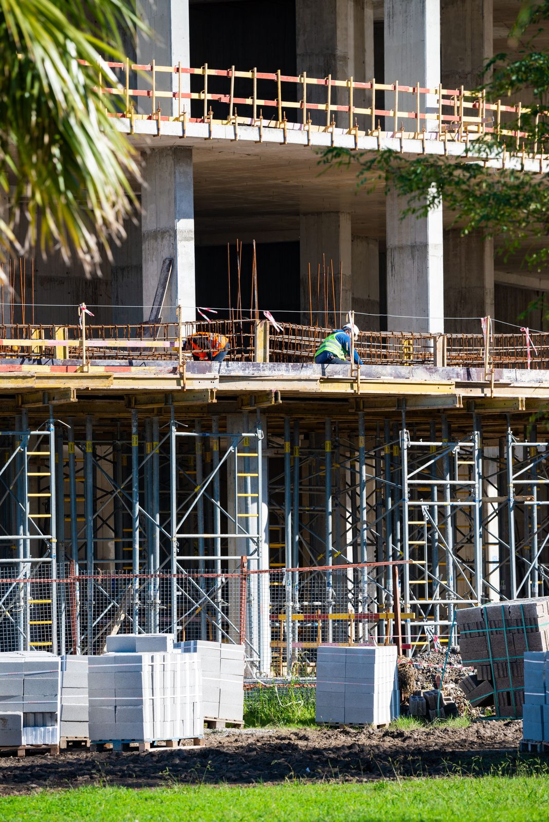 Obra en estructura con encofrado y andamios