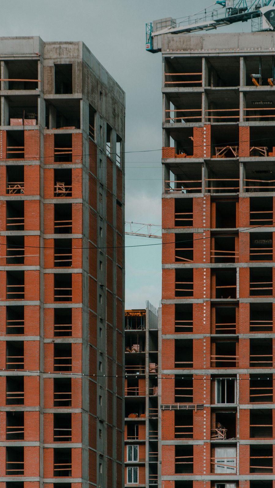 Obra residencial en ejecución vista desde afuera