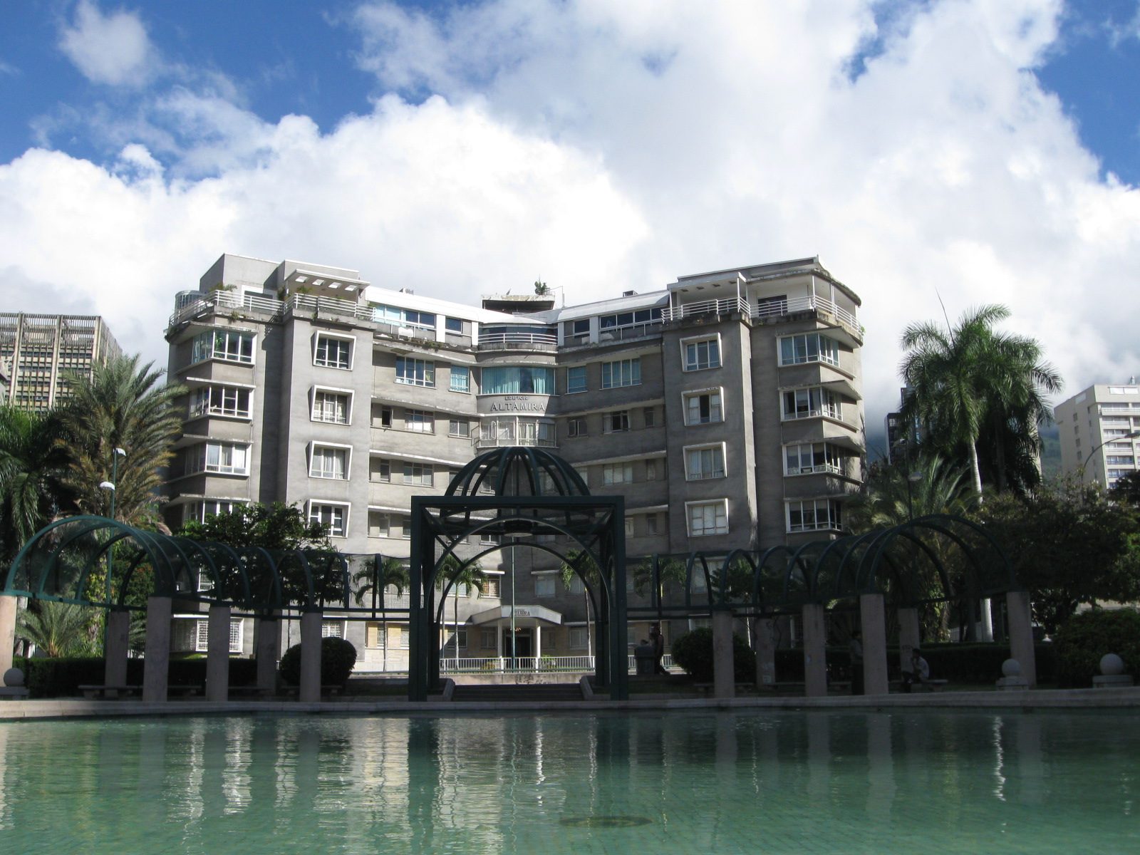 Fachada de edificio residencial en Caracas